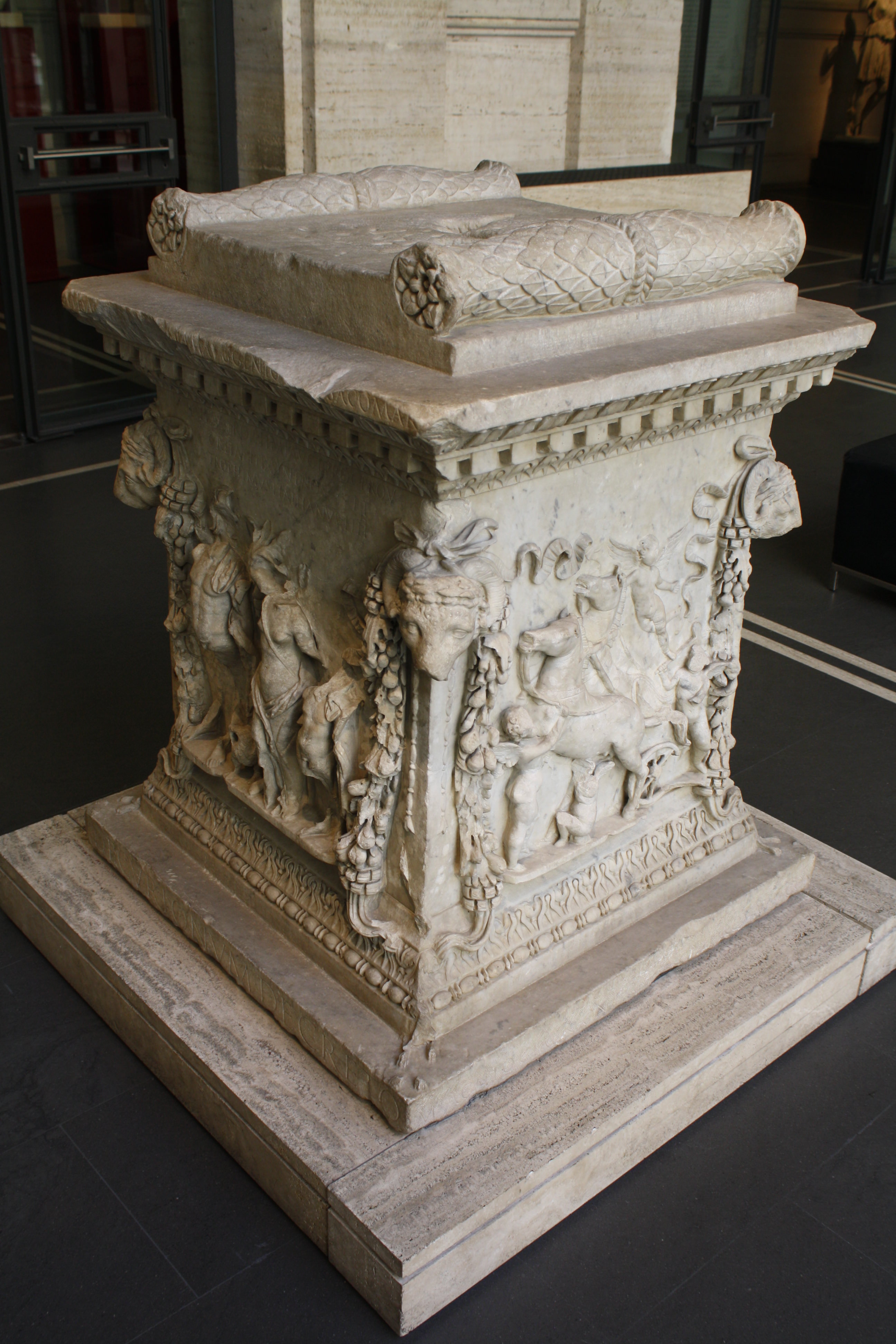 ancient roman altar