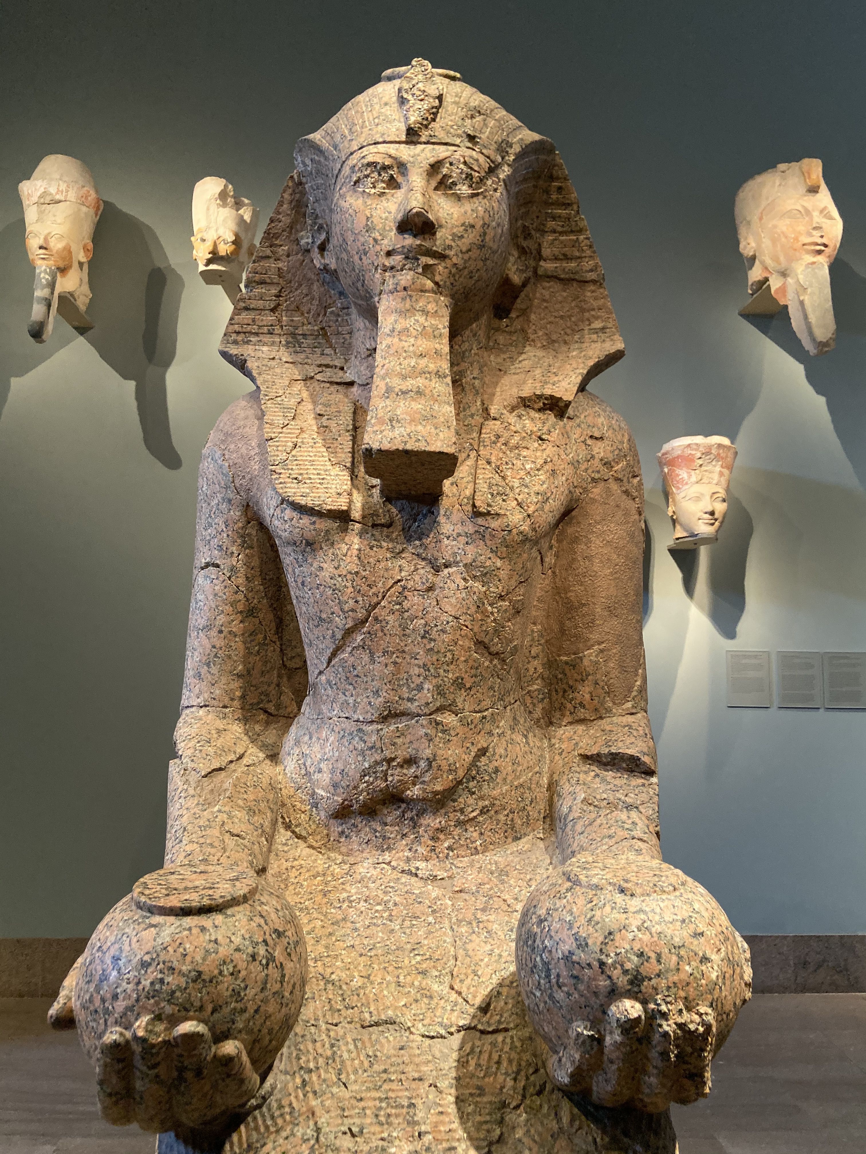 hatshepsut kneeling