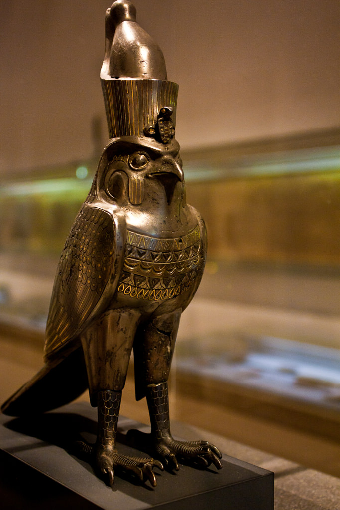 horus egyptian god statue