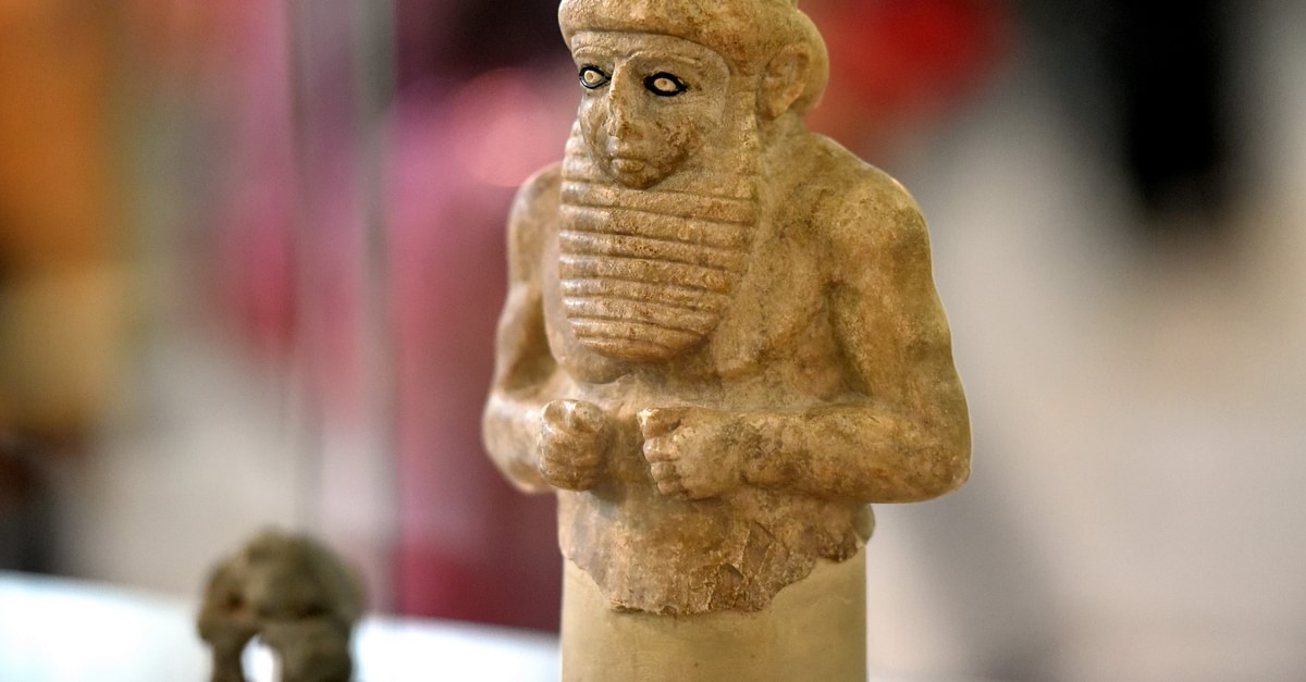 Bust of a Priest from Uruk at the Iraq Museum (Illustration) - World