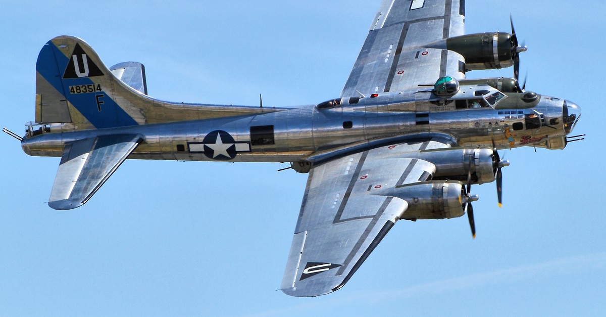 B-17 Bomber in Flight (Illustration) - World History Encyclopedia