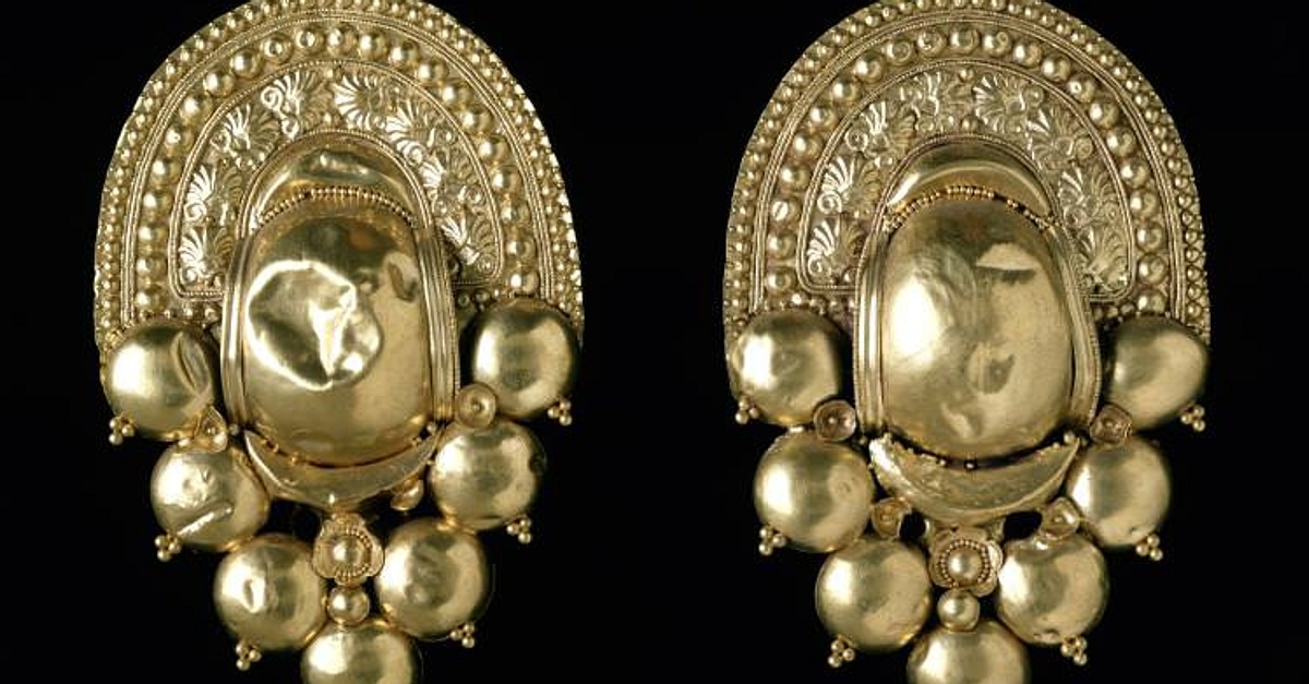 Gold Etruscan Earrings, Populonia (Illustration) - World History ...