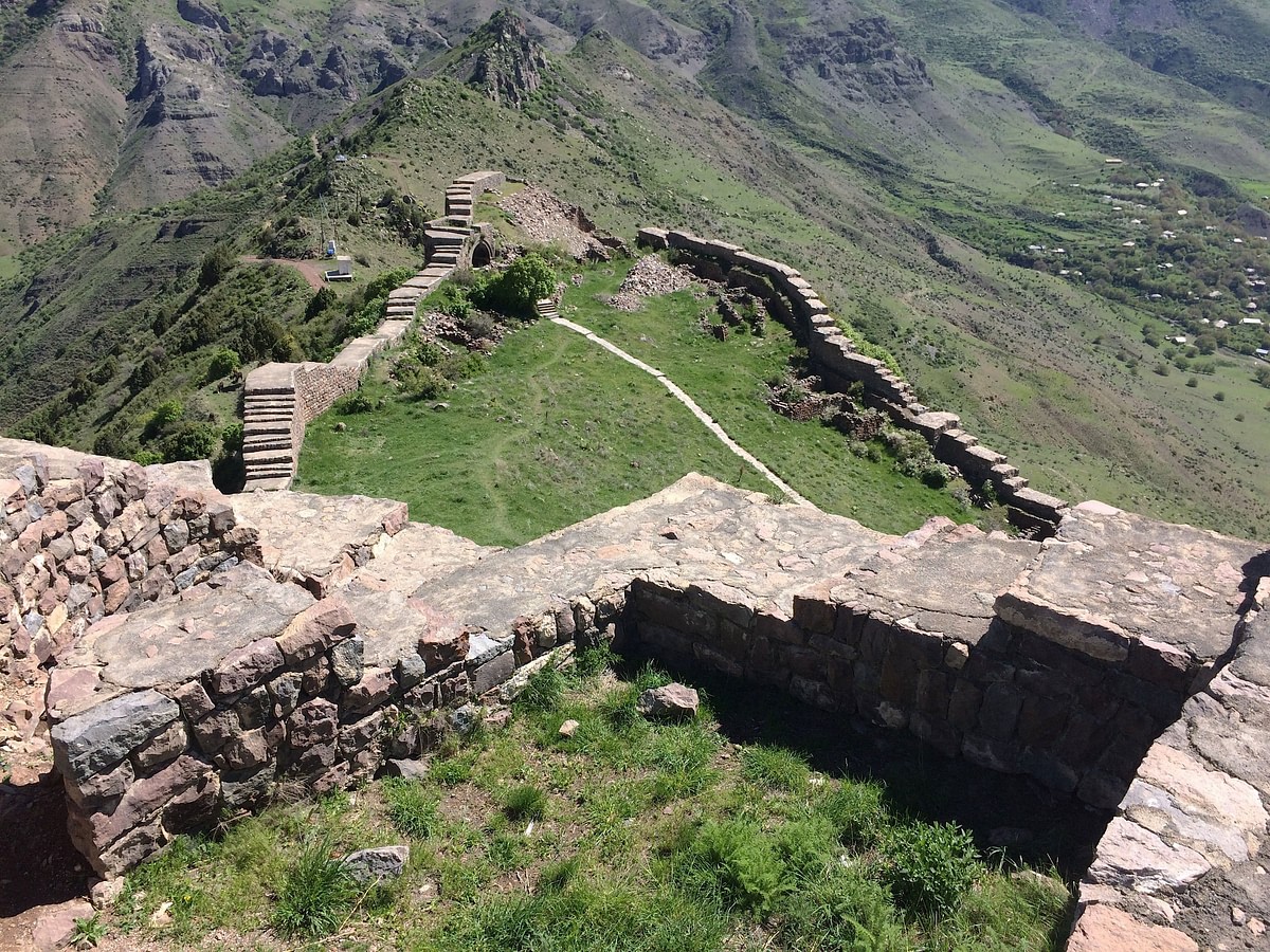 Fotografia do Stock: Smbataberd (Armenian meaning Fortress of Smbat Prince  of Syunik) is located upon crest of hill between villages of Artabuynk and  Yeghegis in Vayots Dzor in Armenia. Medieval Smbataberd Fortress.