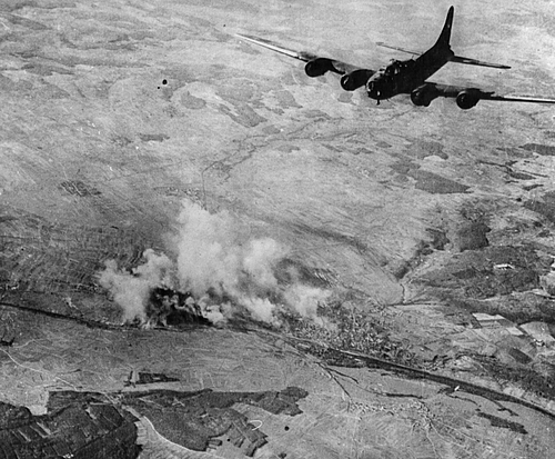 B-17 飞越施韦因富特