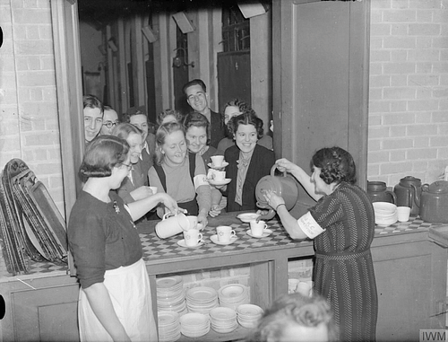 伦敦大轰炸期间志愿者分发茶水