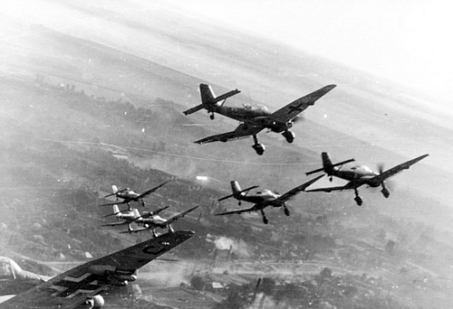 Formation of Junkers Ju 87s (by Bundesarchiv, Bild 101I-646-5188-17 / Opitz, CC BY-SA)