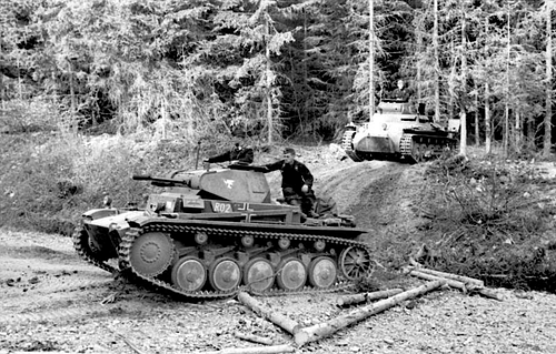 German Panzers, Western Front (by Bundesarchiv, Bild 101I-382-0248-33A / Böcker, CC BY-SA)