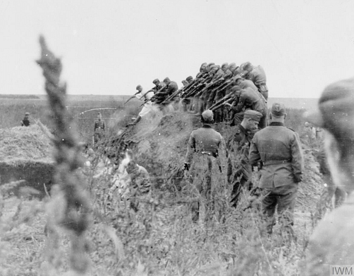 Einsatzgruppen on the Eastern Front (by Imperial War Museums, CC BY-NC-SA)