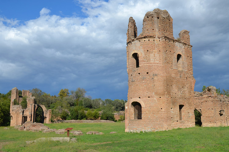 Circus of Maxentius, Towers and Starting Gates