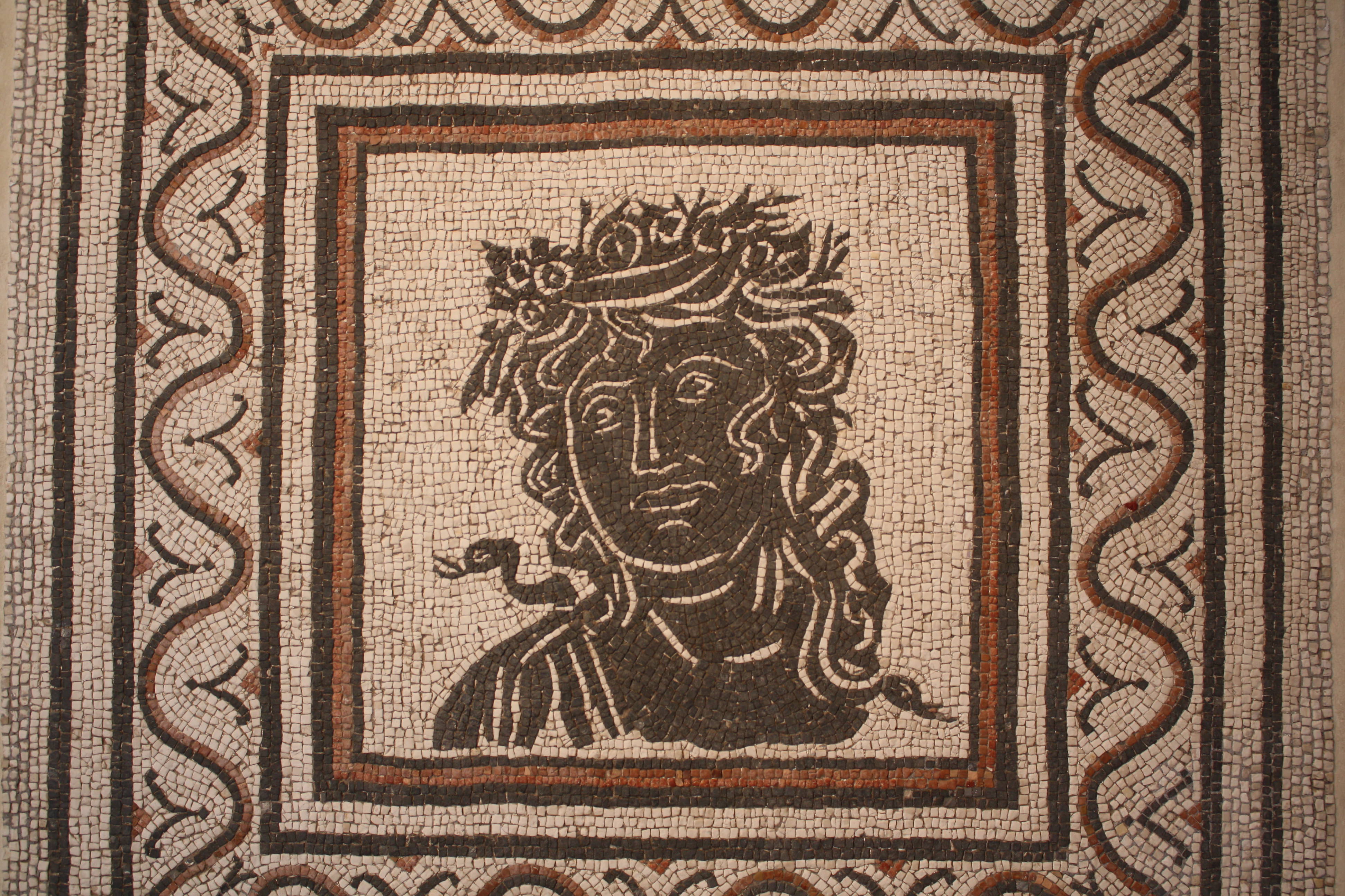 Mosaique gréco-romaine en marbre poli. Rachel, mosaiste à Nice